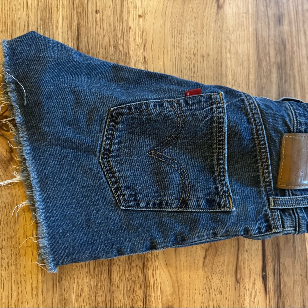Levi's shorts- woman’s size 26
Great condition